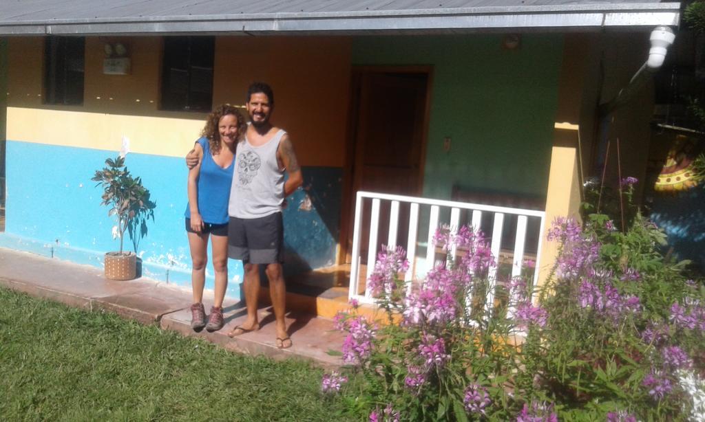 فندق Hostal Henrry'S ميندو المظهر الخارجي الصورة
